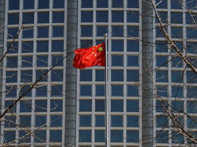 China Restricts Overseas Travel for Families of AI Experts - Bloomberg