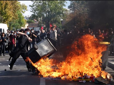 In France, school students’ protests escalated into clashes: hundreds detained, people injured