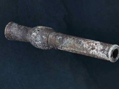A 600-year-old hand cannon that could fire arrows and bullets has been found in South Korea