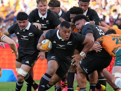 Bledisloe Cup: New Zealand sweep past Wallabies in Sydney to stretch their win streak to 13 Tests