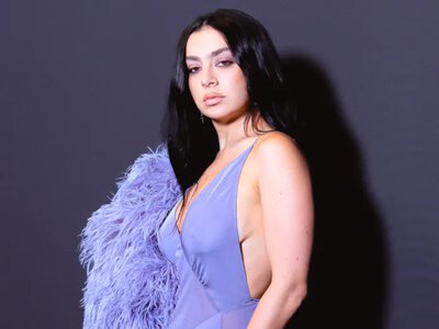Famous singer Charli XCX suddenly canceled her concert due to health problems