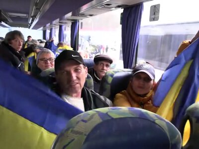 Evacuees from occupied Oleshky crossed the Ukrainian border — Zelenskyy showed a video